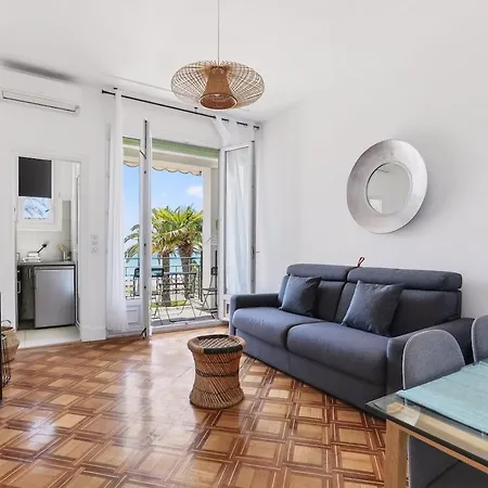شقة Charming With Balcony & Sea View