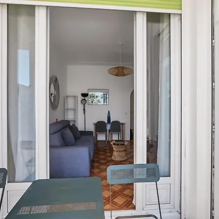 Charming With Balcony & Sea View شقة *