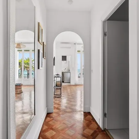 Charming With Balcony & Sea View شقة