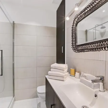 Charming With Balcony & Sea View شقة *